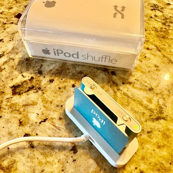 LIKE NEW Apple IPod Shuffle - Picture 2 of 7